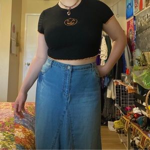 adorable black pumpkin top with orange stitching details! 💟🪩